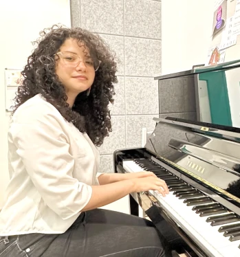 Rosio playing the piano at Oohlala Fine Arts music school in Dubai.